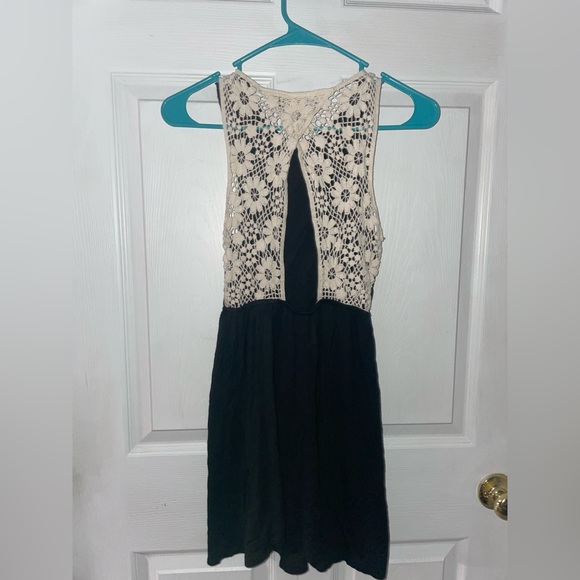 Small dress with lace detailed back - Picture 2 of 4